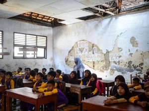 Anak-anak Lebak Belajar di Sekolah yang Hampir Roboh Anak-anak Lebak Belajar di Sekolah yang Hampir Roboh