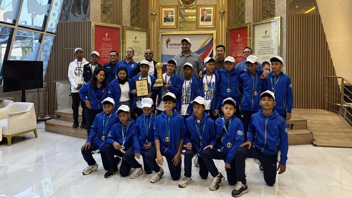 Dito Ariotedjo Dito Ariotedjo menerima Akademi Persib Cimahi (APC) U-13 Boys All Stars, yang juara Gothia Cup 2025.