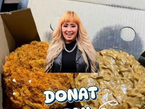 Video: Cicip Donat Pinkan Mambo yang Viral