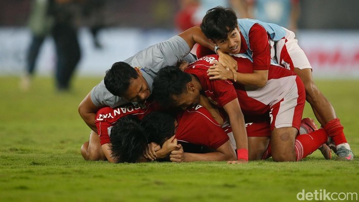 Euforia Timnas Indonesia ke Final Piala AFF U-23 2025 Timnas Indonesia U-23 ke final Piala AFF U-23 2025. Garuda Muda menang adu penalti lawan Thailand U-23, usai berimbang 1-1 dalam 120 menit di Stadion Utama Gelora Bung Karno, Senayan, Jumat (25/7/2025).