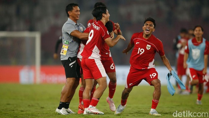 Euforia Timnas Indonesia ke Final Piala AFF U-23 2025 Timnas Indonesia U-23 ke final Piala AFF U-23 2025. Garuda Muda menang adu penalti lawan Thailand U-23, usai berimbang 1-1 dalam 120 menit di Stadion Utama Gelora Bung Karno, Senayan, Jumat (25/7/2025).