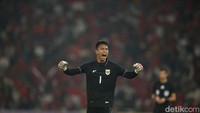 Kiper Indonesia Ardiansyah selebrasi merayakan kemenangan.
