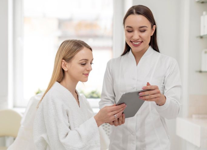 Menurut dr. Sari, sebelum memiliki produk untuk digunakan, kita perlu untuk mengenali tipe kulit kita. Jika memang perempuan cocok menggunakan skincare pria, mungkin saja tipe kulitnya sama.