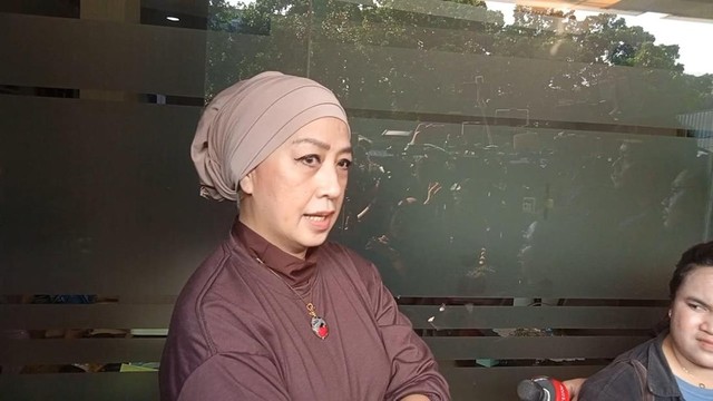Kabar Terkini Artis dari InsertLive : Ini yang Bikin Ibunda Kimberly Ryder Labrak Edward Akbar Depan Umum