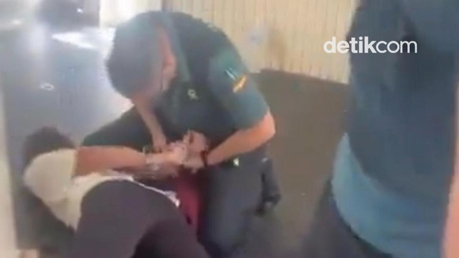 Video Puluhan Pelajar Israel Diusir dari Pesawat