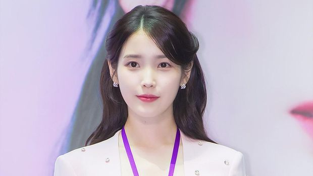 IU resmi ditunjuk tugas baru sebagai duta promosi Bea Cukai Bandara Incheon, menggantikan grup KPop NewJeans.