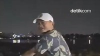 Video: Muncul Tanpa Pengawal, Jack Ma Terekam Naik Sepeda Malam-malam