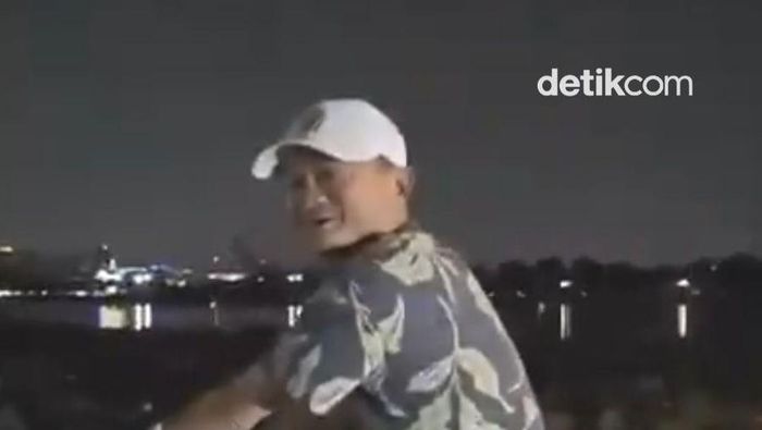 Video: Muncul Tanpa Pengawal, Jack Ma Terekam Naik Sepeda Malam-malam