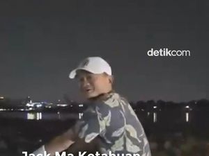 Video: Muncul Tanpa Pengawal, Jack Ma Terekam Naik Sepeda Malam-malam Video: Muncul Tanpa Pengawal, Jack Ma Terekam Naik Sepeda Malam-malam