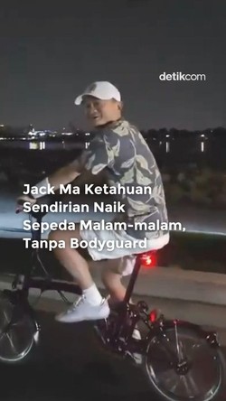 Video: Muncul Tanpa Pengawal, Jack Ma Terekam Naik Sepeda Malam-malam