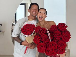 Sweet! Irfan dan Jennifer Bachdim Saling Beri Bunga di Ultah Pernikahan Sweet! Irfan dan Jennifer Bachdim Saling Beri Bunga di Ultah Pernikahan
