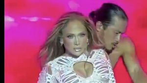 6 Gaya JLo Pakai Bodysuit di Konser, Penampilan Vulgarnya Dihujat