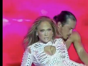 6 Gaya JLo Pakai Bodysuit di Konser, Penampilan Vulgarnya Dihujat 6 Gaya JLo Pakai Bodysuit di Konser, Penampilan Vulgarnya Dihujat