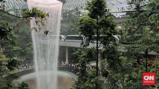 Jewel, air terjun buatan di Singapura Jewel, air terjun buatan di Singapura di kawasan Bandara Changi yang jadi salah satu tujuan wisata di Singapura