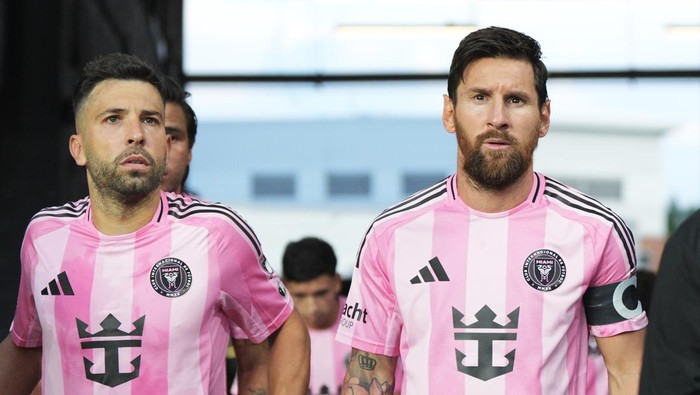 jordi alba lionel messi inter miami mls major league soccer CINCINNATI, OHIO - JULY 16: Lionel Messi #10 of Inter Miami CF and teammate Jordi Alba #18 enter the pitch for the second half during the MLS match between FC Cincinnati and Inter Miami CF at TQL Stadium on July 16, 2025 in Cincinnati, Ohio. (Photo by Jeff Dean/Getty Images)