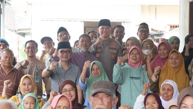 Kapolres Tangsel AKBP Victor Inkiriwang memberikan bantuan CCTV untuk warga di Kelurahan Rengas, Kecamatan Ciputat Timur. Bantuan tersebut diberikan saat Polres Tangsel menggelar 'Jumat Curhat' di RW 03 Kelurahan Rengas, Kecamatan Ciputat Timur, pada Jumat (25/7/2025).