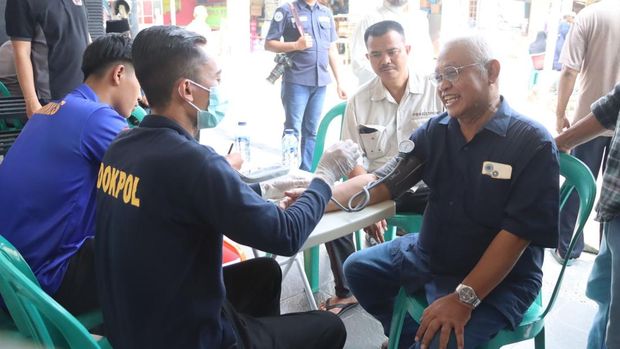 Kapolres Tangsel AKBP Victor Inkiriwang memberikan bantuan CCTV untuk warga di Kelurahan Rengas, Kecamatan Ciputat Timur. Bantuan tersebut diberikan saat Polres Tangsel menggelar 'Jumat Curhat' di RW 03 Kelurahan Rengas, Kecamatan Ciputat Timur, pada Jumat (25/7/2025).