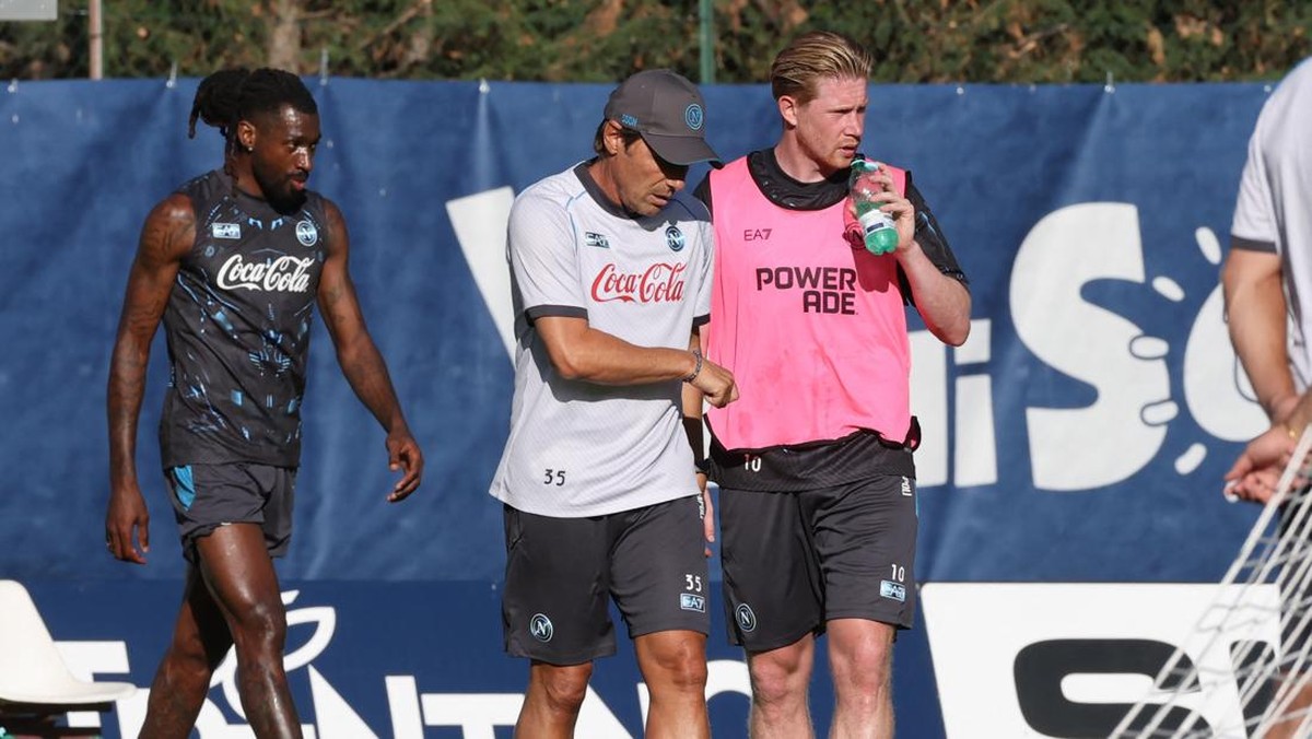 Kevin De Bruyne menilai gaya main Antonio Conte lebih defensif ketimbang Pep Guardiola (Foto: REUTERS/Ciro De Luca)