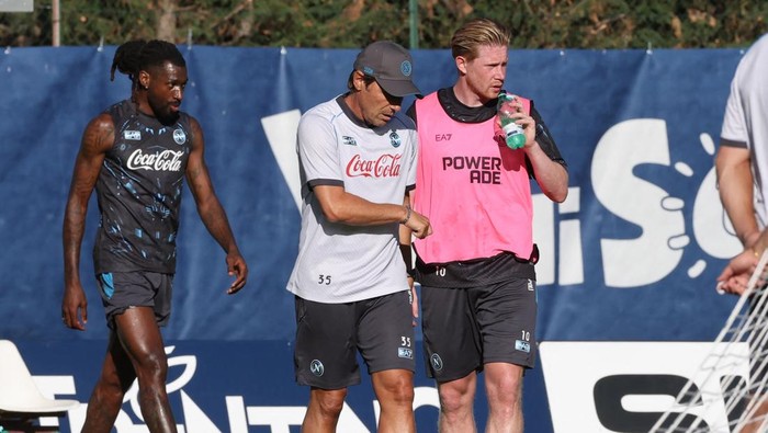 Soccer Football - Napoli Training - Stadio di Carciato, Dimaro, Italy - July 17, 2025 Napoli coach Antonio Conte talks to Kevin De Bruyne during training REUTERS/Ciro De Luca