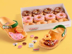 Kolaborasi Manis Crocs dan Krispy Kreme, Hadirkan Sepatu Bertema Donat Kolaborasi Manis Crocs dan Krispy Kreme, Hadirkan Sepatu Bertema Donat