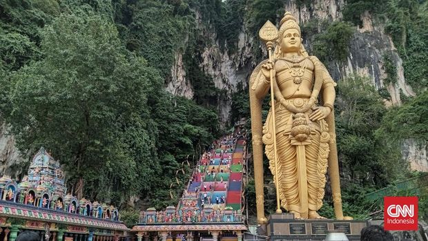 Kuil Dewa Murugan di Batu Caves, Malaysia Kawasan Kuil Dewa Murugan di Batu Caves, Malaysia, yang punya patung Dewa Murugan tertinggi di dunia.