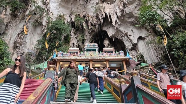 Kuil Dewa Murugan di Batu Caves, Malaysia Kawasan Kuil Dewa Murugan di Batu Caves, Malaysia, yang punya patung Dewa Murugan tertinggi di dunia.