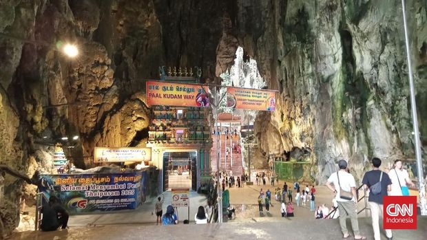 Kuil Dewa Murugan di Batu Caves, Malaysia Kawasan Kuil Dewa Murugan di Batu Caves, Malaysia, yang punya patung Dewa Murugan tertinggi di dunia.