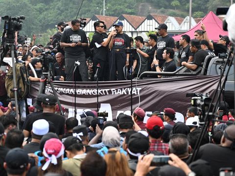Malaysia's former prime minister Mahathir Mohamad (C on stage) speaks during a protest against Malaysia's Prime Minister Anwar Ibrahim in Kuala Lumpur on July 26, 2025. Several thousand Malaysians took to the capital's streets to protest growing public discontent over rising living costs and a perceived lack of reform by Prime Minister Anwar Ibrahim's unity government. (Photo by Mohd RASFAN / AFP)