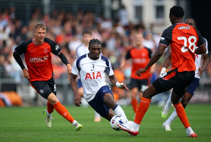 Soccer Football - Pre-Season Friendly - Luton Town v Tottenham Hotspur - Kenilworth Road, Luton, Britain - July 26, 2025 Tottenham Hotspurs Mohammed Kudus in action with Luton Towns Christ Makosso and Mads Andersen Action Images via Reuters/Andrew Boyers
