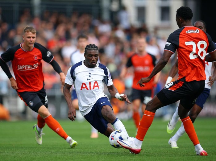 Soccer Football - Pre-Season Friendly - Luton Town v Tottenham Hotspur - Kenilworth Road, Luton, Britain - July 26, 2025 Tottenham Hotspur's Mohammed Kudus in action with Luton Town's Christ Makosso and Mads Andersen Action Images via Reuters/Andrew Boyers