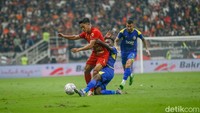Macan Kemayoran memimpin 1-0 di babak pertama pada menit ke-30. Eksel Runtukahu mencetak gol setelah memanfaatkan bola liar di kotak penalti lawan.