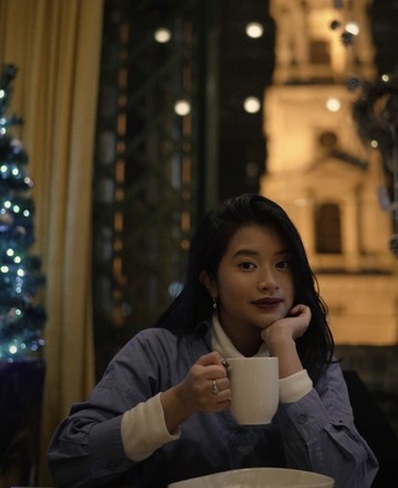 Pose Cantik Adira Kania, Putri Ikke Nurjanah Saat Asyik Kulineran
