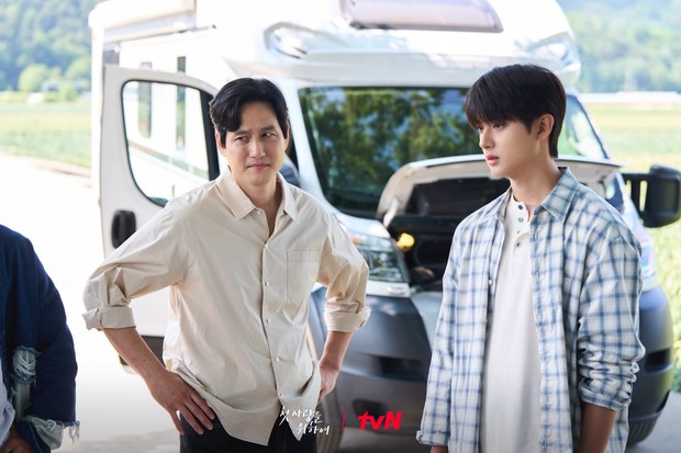 Potret Park Hae Joon dan Kim Min Kyu dalam drama 'Love, Take Two'