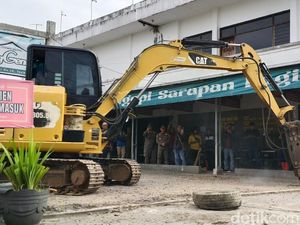 Pemprov Jabar Bongkar Bangunan Liar di Irigasi Cimulu Tasikmalaya