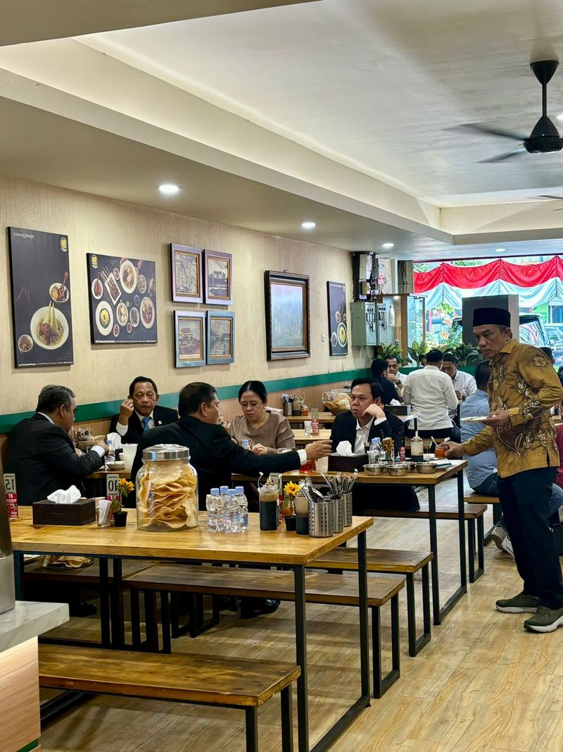 Puan Maharani makan di Soto Banjar Bang Suhai.