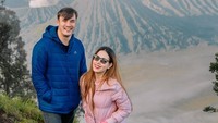 Rendy Kjaernett Nikmati Bromo Bareng Istri Sebelum Diterpa Gosip