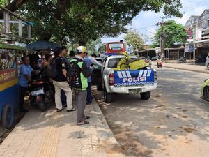 Detik-detik Pemotor Tewas Tertabrak Truk Pupuk di Palembang Detik-detik Pemotor Tewas Tertabrak Truk Pupuk di Palembang