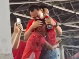 Video: Momen Seorang Bocah Menangis Bahagia seusai Laga RI vs Thailand U-23