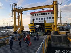 ASDP Selayar Tunda Pelayaran Feri Rute Pamatata-Bira Imbas Gelombang Tinggi