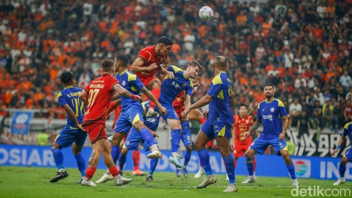 Persija Jakarta melawan Arema FC di laga uji coba. Macan Kemayoran menang mutlak tiga gol tanpa balas.