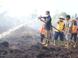 Wabup Muaro Jambi Turun ke Lokasi Karhutla, Bantu Padamkan Api