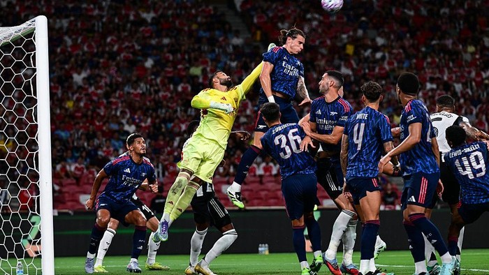 KALLANG, SINGAPORE - JULY 27: Arsenal FC Goalkeeper David Raya (1) punches the ball clear during the pre-season friendly match between Arsenal and Newcastle United at the National Stadium on July 27, 2025 in Singapore. (Photo by Serena Taylor/Newcastle United via Getty Images)