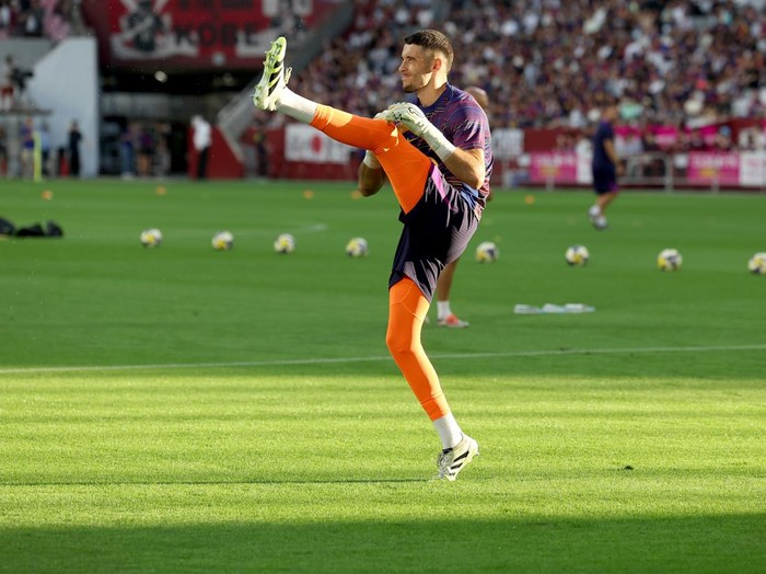 KOBE, JAPAN - JULY 27: FC Barcelona's Joan Garcia takes part in the warms up before the preseason friendly between Vissel Kobe and FC Barcelona at Noevir Stadium Kobe on July 27, 2025 in Kobe, Hyogo, Japan. (Photo by Paul Miller/Getty Images)