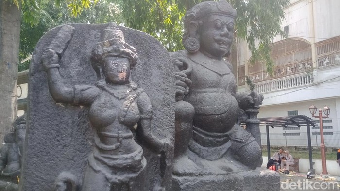 Arca di Klaten Arca di pintu masuk kompleks Gedung Sunan Pandanaran atau RSPD Klaten.