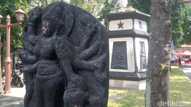 Arca di Klaten Arca di pintu masuk kompleks Gedung Sunan Pandanaran atau RSPD Klaten.