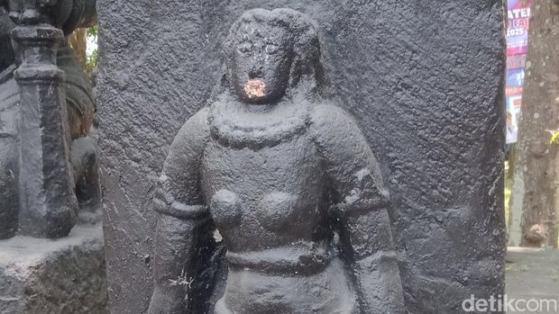 Arca di Klaten Arca di pintu masuk kompleks Gedung Sunan Pandanaran atau RSPD Klaten.