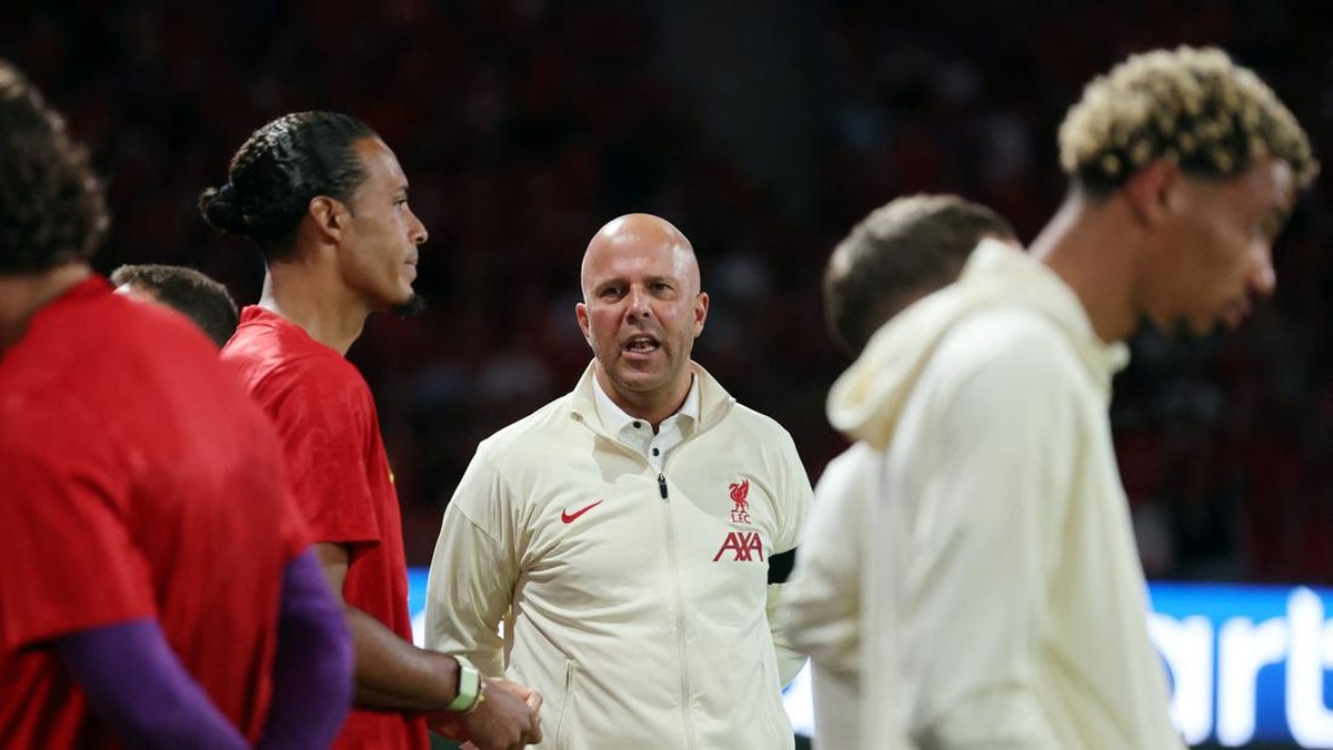 Arne Slot coba-coba formasi saat Liverpool dibantai AC Milan (REUTERS/Tyrone Siu)