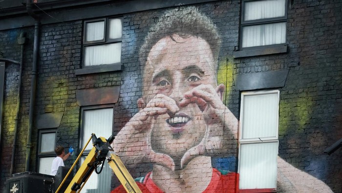 Artist John Culshaw works on a mural of late Liverpool player Diogo Jota on the side of a pub in Liverpool, Britain, July 14, 2025. REUTERS/Phil Noble     TPX IMAGES OF THE DAY