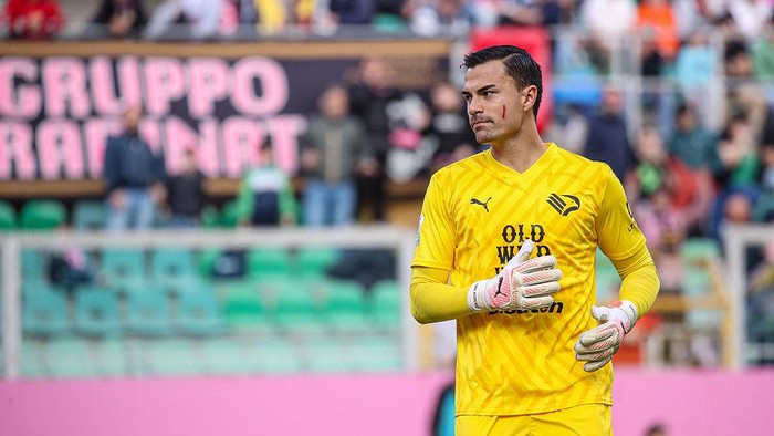 PALERMO, ITALY - APRIL 06: Emil Audero Mulyadi of Palermo FC looks on during the Serie B match between Palermo FC and US Sassuolo Calcio at Stadio Comunale Renzo Barbera on April 06, 2025 in Palermo, Italy. (Photo by Antonino Lagana/Getty Images)