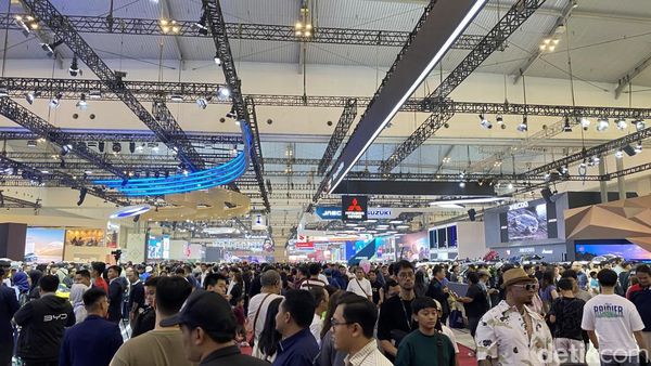 Suasana Pengunjung Padati GIIAS 2025